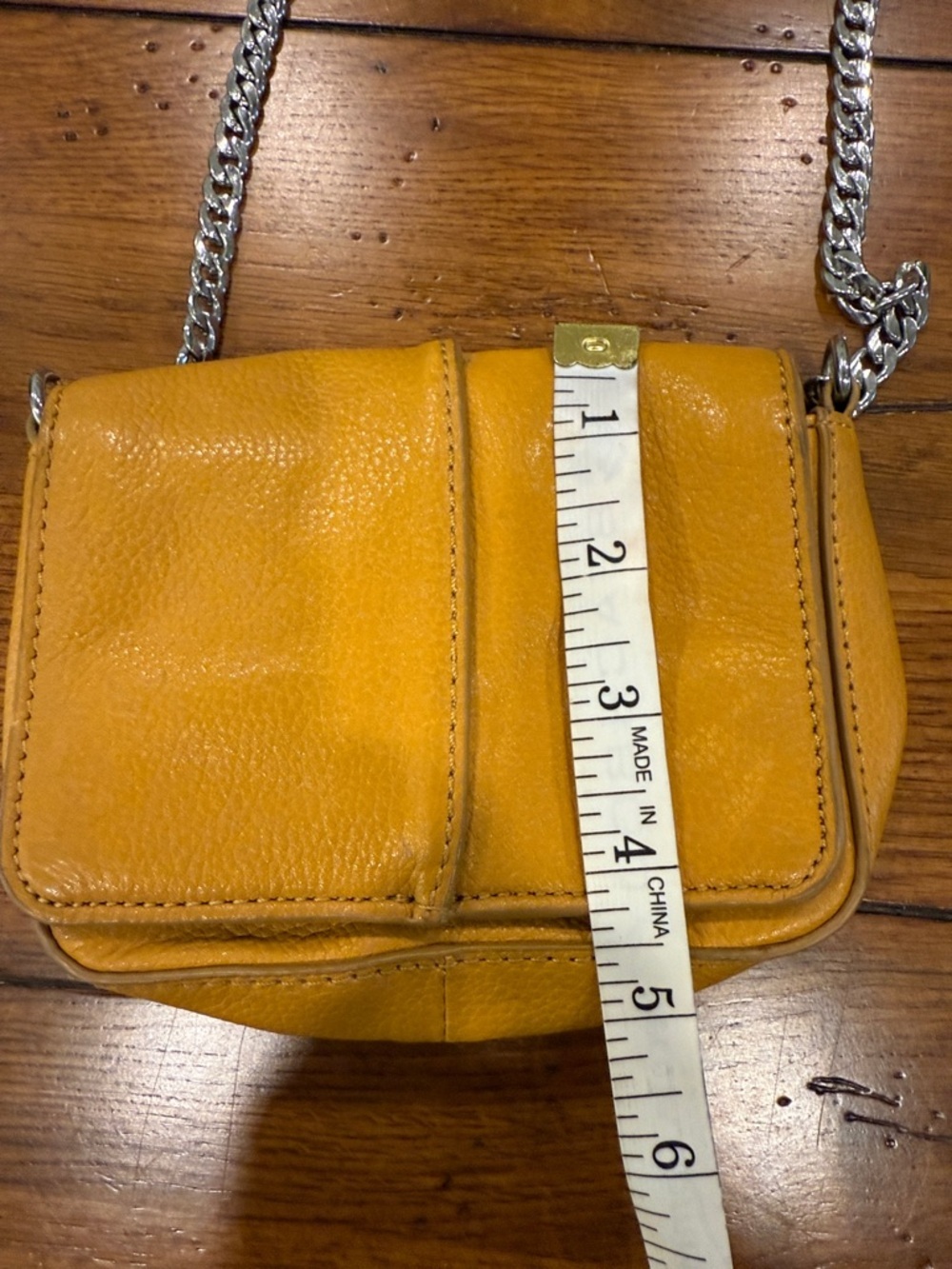 ✨Neiman Marcus Leather Chain Link Crossbody Coin Purse Mustard Yellow - Picture 4 of 5